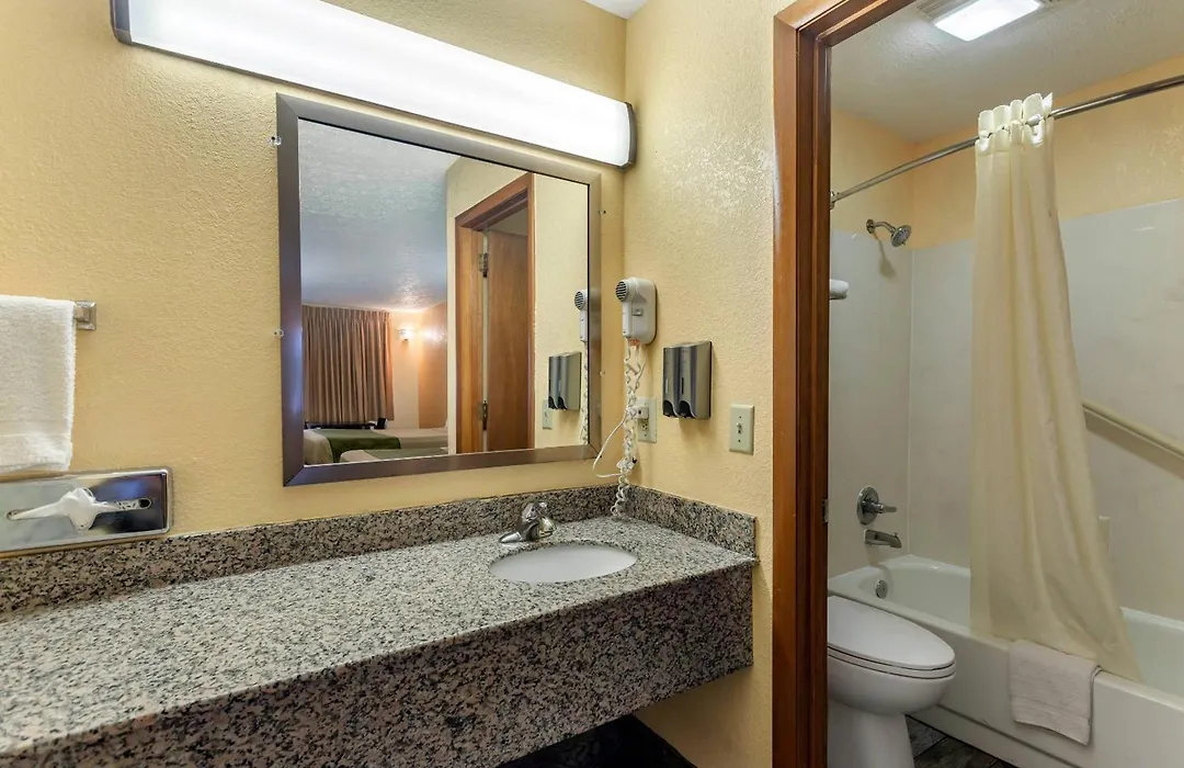 Econo Lodge Nashville North-1